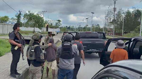Polisi Tangkap 5 Pembunuh Bripka Fredy Awes, 2 di Antaranya Ditembak Mati Polisi Tangkap 5 Pembunuh Bripka Fredy Awes, 2 di Antaranya Ditembak Mati