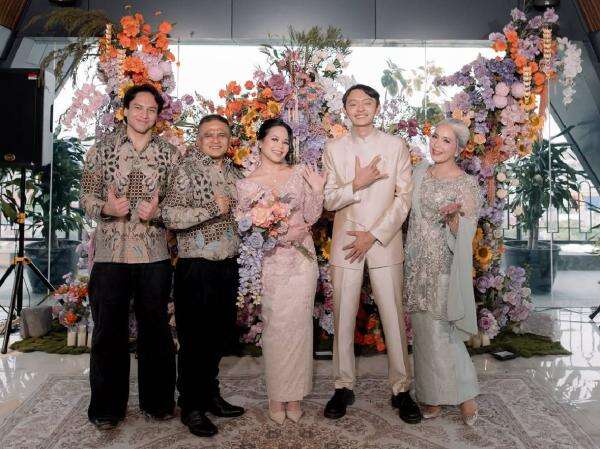 Jefri Nichol Mendadak Viral usai Adiknya Lamaran Duluan, Netizen: Kapan Nyusul? Jefri Nichol Mendadak Viral usai Adiknya Lamaran Duluan, Netizen: Kapan Nyusul?