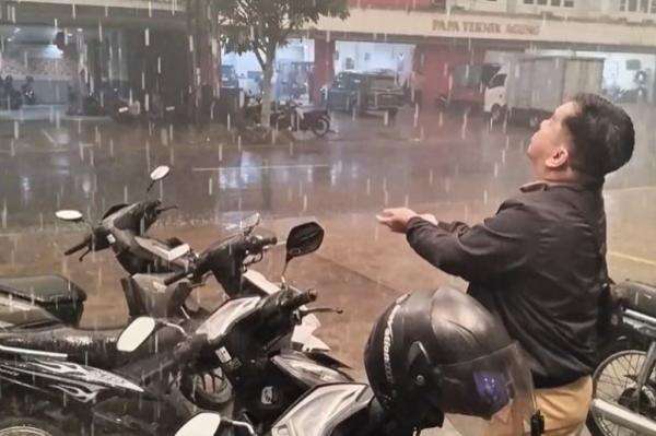 Berkah dari Langit! Hujan Lebat Guyur Pontianak, Kabut Asap Perlahan Menghilang Berkah dari Langit! Hujan Lebat Guyur Pontianak, Kabut Asap Perlahan Menghilang