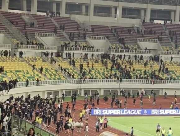 Kronologi Bentrok Suporter Persita vs Persija: Sempat Tertunda, Kericuhan Berlanjut hingga Akhir Laga Kronologi Bentrok Suporter Persita vs Persija: Sempat Tertunda, Kericuhan Berlanjut hingga Akhir Laga