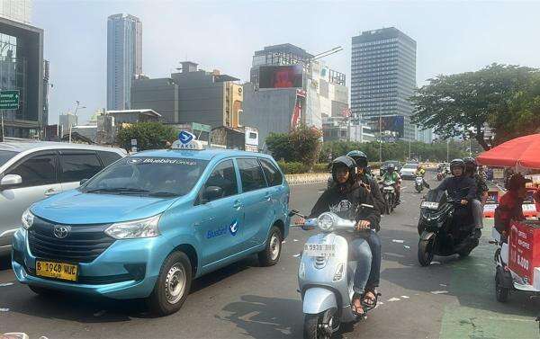 Jalan MH Thamrin Kembali Dibuka usai Ribuan Buruh Bubarkan Diri Jalan MH Thamrin Kembali Dibuka usai Ribuan Buruh Bubarkan Diri