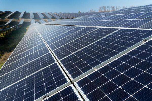 Bahlil Sebut Program PLTS 100 GW Bakal Dikerjakan Bertahap Selama 3 Tahun Bahlil Sebut Program PLTS 100 GW Bakal Dikerjakan Bertahap Selama 3 Tahun