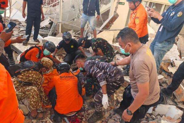 Update Gempa M7,7 NTT: 47 Orang Tewas dan 346 Rumah Rusak Update Gempa M7,7 NTT: 47 Orang Tewas dan 346 Rumah Rusak