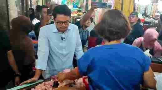 Blusukan ke Pasar di Pasar Palur, Ilyas Akbar Janjikan Perbaikan Infrastruktur Blusukan ke Pasar di Pasar Palur, Ilyas Akbar Janjikan Perbaikan Infrastruktur