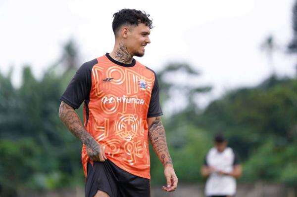 Shayne Pattynama Bicara Peluang Persija Juara usai Hajar Persib di SUGBK Shayne Pattynama Bicara Peluang Persija Juara usai Hajar Persib di SUGBK