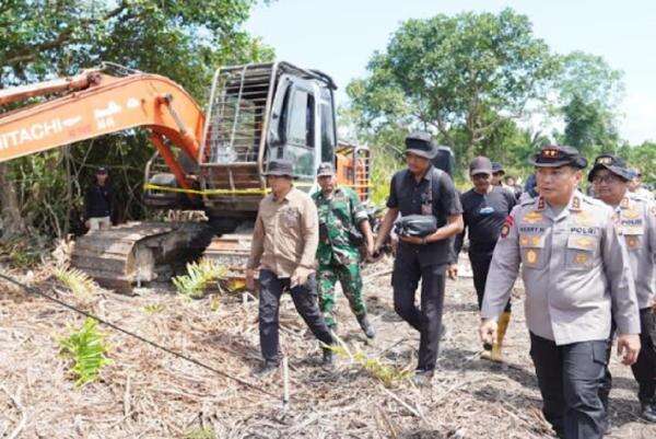 Polisi Tetapkan 2 Tersangka Perusakan 118 Hektare Mangrove di Rohil, 2 Alat Berat Disita Polisi Tetapkan 2 Tersangka Perusakan 118 Hektare Mangrove di Rohil, 2 Alat Berat Disita
