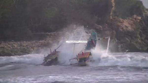 Desakan Ekonomi di Tengah Cuaca Ekstrem, Nelayan Jember Bertaruh Nyawa Terjang Ombak 3 Meter Desakan Ekonomi di Tengah Cuaca Ekstrem, Nelayan Jember Bertaruh Nyawa Terjang Ombak 3 Meter