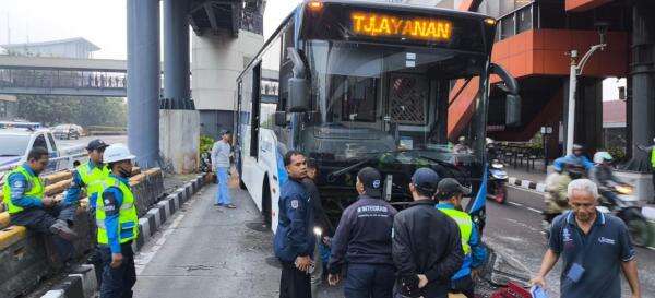Bus Transjakarta Tabrak Separator di Jalan MT Haryono, 1 Orang Jadi Korban Bus Transjakarta Tabrak Separator di Jalan MT Haryono, 1 Orang Jadi Korban