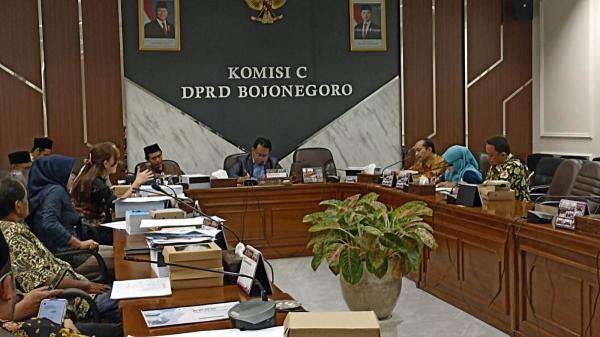DPRD Bojonegoro Mediasi Tertutup Dugaan Pungli Dinas Pendidikan, Kerugian Capai Rp449 Juta DPRD Bojonegoro Mediasi Tertutup Dugaan Pungli Dinas Pendidikan, Kerugian Capai Rp449 Juta