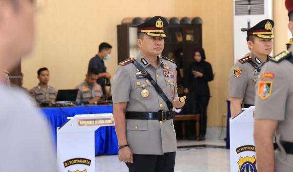 Belum 24 Jam Menjabat, Kombes Nanang Haryono Dimutasi dari Kapolresta Sleman Belum 24 Jam Menjabat, Kombes Nanang Haryono Dimutasi dari Kapolresta Sleman