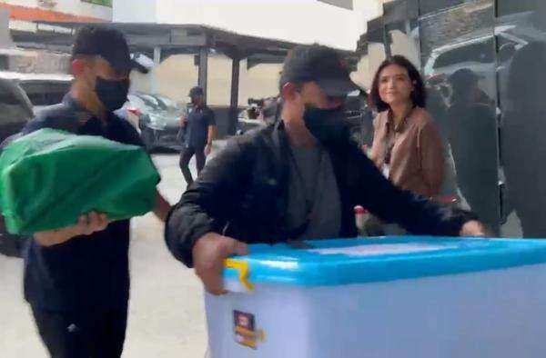 Jelang Pelimpahan Don Ritto, Penyidik Polri Bawa Boks ke Kejagung Jelang Pelimpahan Don Ritto, Penyidik Polri Bawa Boks ke Kejagung