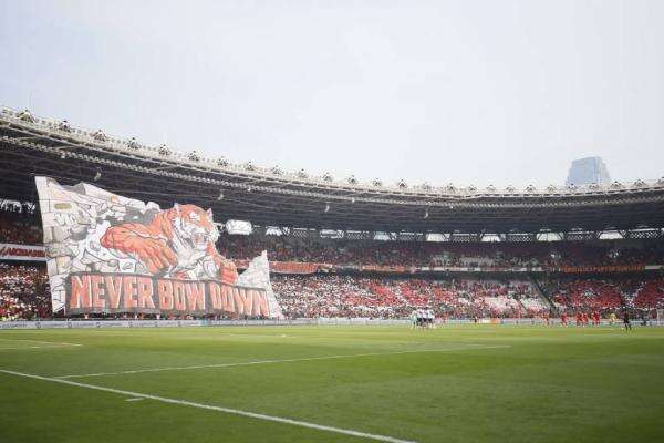 Koreografi Garang The Jakmania Hiasi SUGBK, Pesan “Never Bow Down” Meriahkan Persija vs Persib Koreografi Garang The Jakmania Hiasi SUGBK, Pesan “Never Bow Down” Meriahkan Persija vs Persib