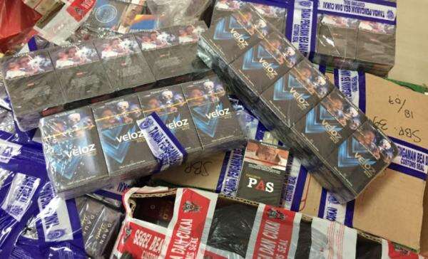 Petugas Gagalkan Penyelundupan 2,7 Juta Batang Rokok Ilegal di Kalbar Petugas Gagalkan Penyelundupan 2,7 Juta Batang Rokok Ilegal di Kalbar