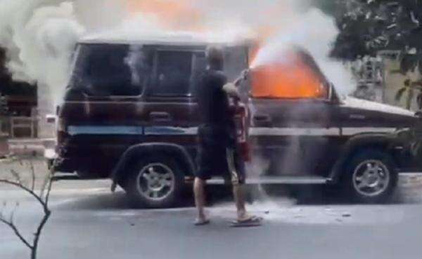 Kijang Angkut Jeriken BBM Terbakar di Dekat SPBU Metro, Pemilik Kendaraan Kabur Kijang Angkut Jeriken BBM Terbakar di Dekat SPBU Metro, Pemilik Kendaraan Kabur