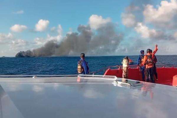 KMP Putri Yasmin Terbakar di Perairan Selat Lombok, Tim SAR Evakuasi Penumpang KMP Putri Yasmin Terbakar di Perairan Selat Lombok, Tim SAR Evakuasi Penumpang