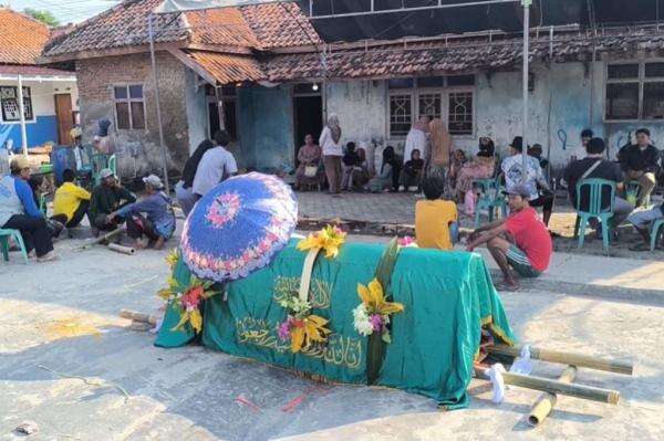 Pilu! Korban Kecelakaan Maut di Indramayu Dimakamkan Bersamaan di 4 TPU Pilu! Korban Kecelakaan Maut di Indramayu Dimakamkan Bersamaan di 4 TPU