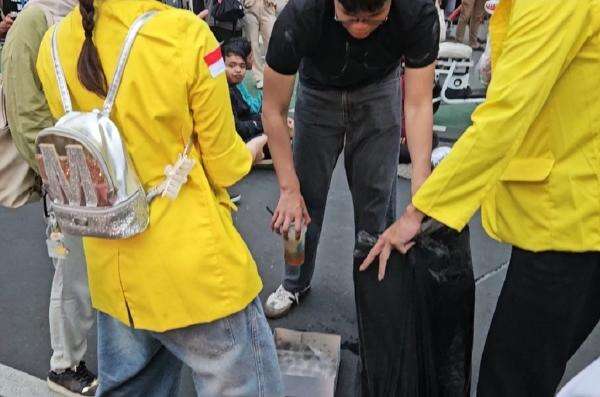 Momen Massa BEM UI Bersihkan Sampah di Titik Demo Dukuh Atas Momen Massa BEM UI Bersihkan Sampah di Titik Demo Dukuh Atas