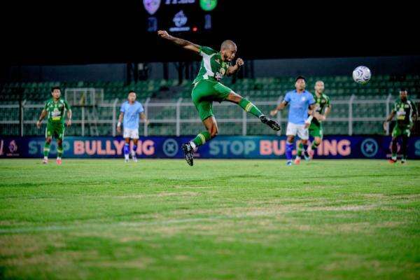 Hasil Isenmulang vs Persebaya di Super League: Penalti Alex Martins Bawa Bajul Ijo Curi 3 Poin di Lampung! Hasil Isenmulang vs Persebaya di Super League: Penalti Alex Martins Bawa Bajul Ijo Curi 3 Poin di Lampung!
