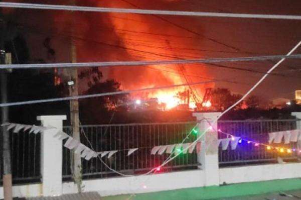 2 Kapal Terbakar di Muara Baru Jakut, 55 Personel Damkar Dikerahkan 2 Kapal Terbakar di Muara Baru Jakut, 55 Personel Damkar Dikerahkan