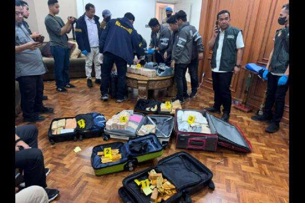 Fantastis! Polisi Sita 74 Kg Emas dan Valas di Rumah Bogor, Terkait Kasus Korupsi Batu Bara hingga Asabri Fantastis! Polisi Sita 74 Kg Emas dan Valas di Rumah Bogor, Terkait Kasus Korupsi Batu Bara hingga Asabri