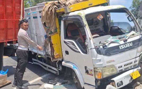 Kecelakaan 2 Truk Adu Banteng di Bangkalan, Evakuasi Sopir Terjepit Dramatis Kecelakaan 2 Truk Adu Banteng di Bangkalan, Evakuasi Sopir Terjepit Dramatis