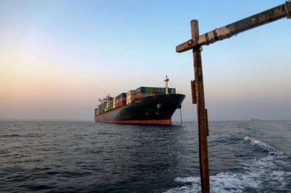 Kapal Dagang Kedua Tenggelam di Dekat Selat Hormuz dalam 24 Jam Kapal Dagang Kedua Tenggelam di Dekat Selat Hormuz dalam 24 Jam