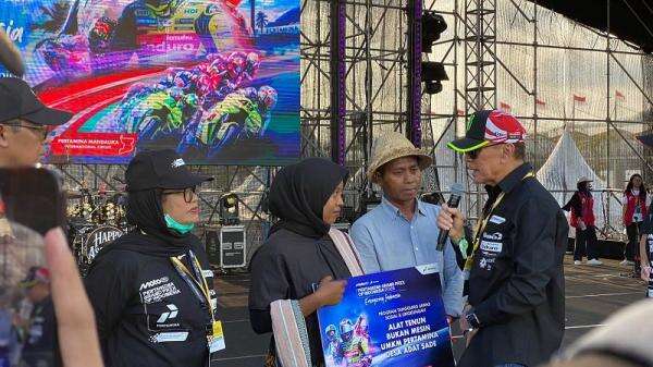 Dukung Pemulihan Ekonomi, Pertamina Bantu Perajin Tenun Desa Adat Sade Kembali Berkarya Dukung Pemulihan Ekonomi, Pertamina Bantu Perajin Tenun Desa Adat Sade Kembali Berkarya