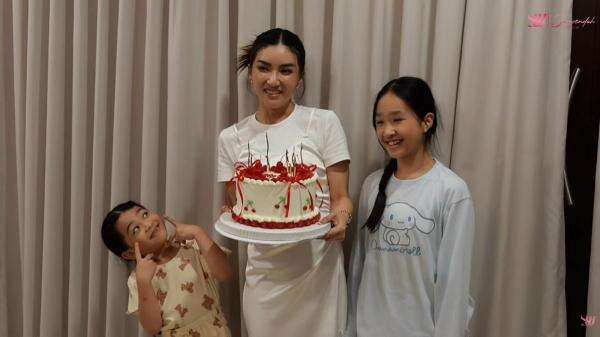Sarwendah Ulang Tahun ke-37, Dapat Hadiah Spesial dari Dua Putri Tersayang Sarwendah Ulang Tahun ke-37, Dapat Hadiah Spesial dari Dua Putri Tersayang