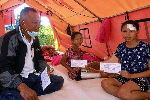 Petrus Y Elmiance Salurkan Donasi dari Papua Barat untuk Korban Gempa Manggarai Timur Petrus Y Elmiance Salurkan Donasi dari Papua Barat untuk Korban Gempa Manggarai Timur