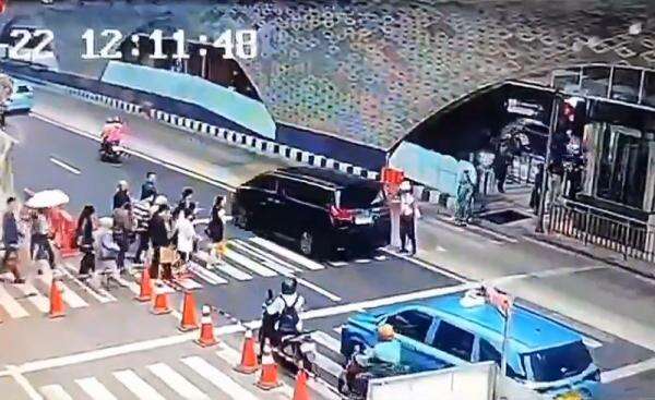 Polisi Akan Panggil Pengemudi Alphard dan Satpam yang Cekcok di Bundaran HI Polisi Akan Panggil Pengemudi Alphard dan Satpam yang Cekcok di Bundaran HI