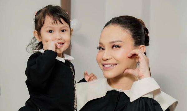 Rossa Ungkap Kedekatan Afgan dengan sang Putri Raina Michaela Rossa Ungkap Kedekatan Afgan dengan sang Putri Raina Michaela