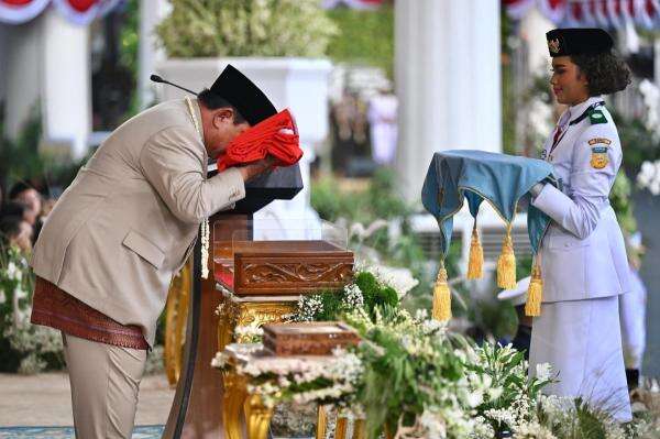 Momen Prabowo Cium Bendera Merah Putih sebelum Disimpan di Monas Momen Prabowo Cium Bendera Merah Putih sebelum Disimpan di Monas
