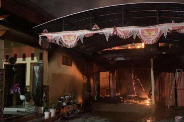 Rumah di Kediri Diduga Dibakar Mantan Suami, Kerugian Tembus Rp1 Miliar Rumah di Kediri Diduga Dibakar Mantan Suami, Kerugian Tembus Rp1 Miliar