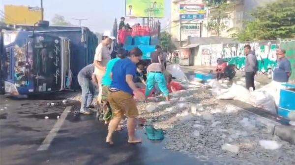 Truk Muat 4 Ton Udang Terguling di Bypass Juanda, Satu Lajur Ditutup Truk Muat 4 Ton Udang Terguling di Bypass Juanda, Satu Lajur Ditutup
