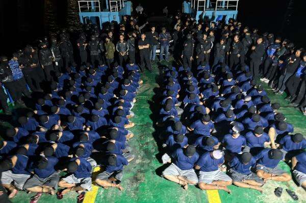 Penampakan 115 Napi Berbahaya Dipindahkan ke Nusakambangan, Mata Ditutup dan Tangan Diborgol Penampakan 115 Napi Berbahaya Dipindahkan ke Nusakambangan, Mata Ditutup dan Tangan Diborgol