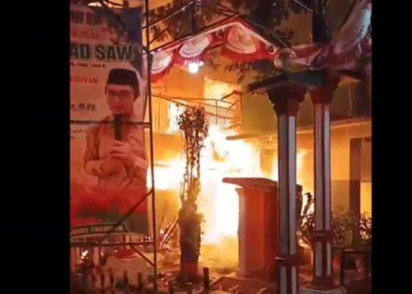 Kebakaran Hanguskan 4 Rumah di Wonokromo Surabaya, 14 Damkar Dikerahkan Kebakaran Hanguskan 4 Rumah di Wonokromo Surabaya, 14 Damkar Dikerahkan
