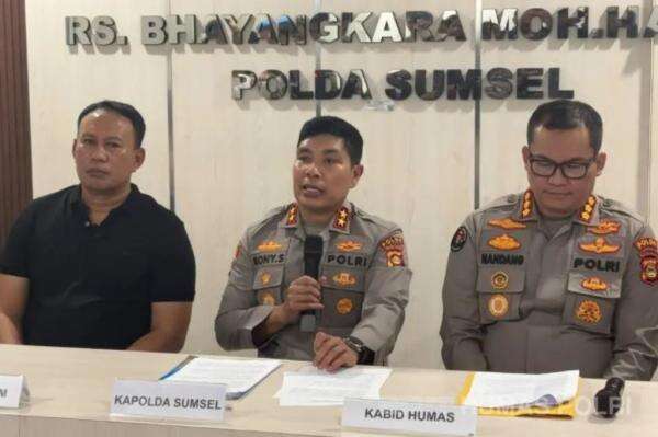 Bentrokan saat Demo di Polda Sumsel: 2 Wartawan, 3 Mahasiswa dan 1 Polisi Terluka Bentrokan saat Demo di Polda Sumsel: 2 Wartawan, 3 Mahasiswa dan 1 Polisi Terluka