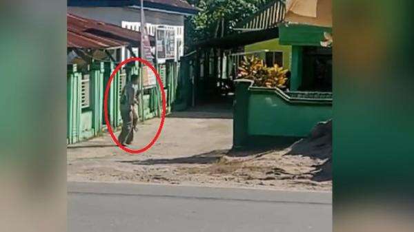 Menegangkan Penyanderaan Balita di Depan Koramil Sampara, Leher Korban Ditodong Pisau Menegangkan Penyanderaan Balita di Depan Koramil Sampara, Leher Korban Ditodong Pisau