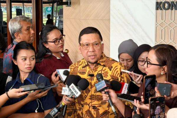 Hasyim Asy'ari dan Doli Kurnia Saling Tuding Soal Pasal Selundupan di PKPU: Dokumen DPR Tak Memuat Ketentuan Itu Hasyim Asy'ari dan Doli Kurnia Saling Tuding Soal Pasal Selundupan di PKPU: Dokumen DPR Tak Memuat Ketentuan Itu