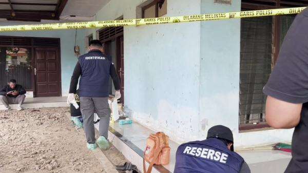 Pemuda Pekalongan Ditemukan Tewas di Dalam Rumah dengan Sayatan di Leher, Polisi Olah TKP Pemuda Pekalongan Ditemukan Tewas di Dalam Rumah dengan Sayatan di Leher, Polisi Olah TKP