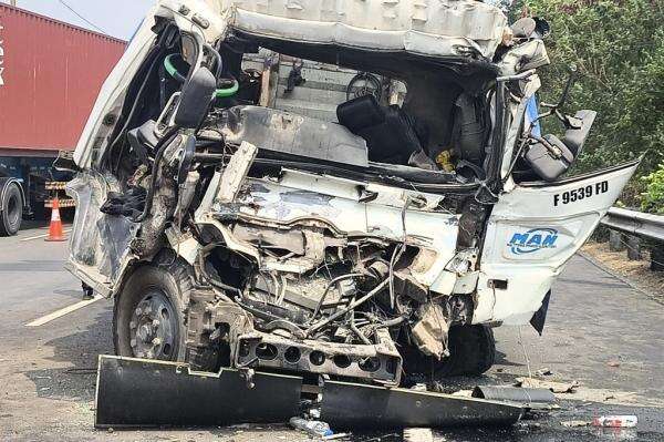 Breaking News: Kecelakaan Beruntun di Tol JORR Arah Tanjung Priok, Sopir Truk Tewas! Breaking News: Kecelakaan Beruntun di Tol JORR Arah Tanjung Priok, Sopir Truk Tewas!