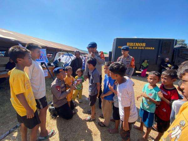 Pulihkan Psikologis Anak Pengungsi Gempa NTT, Polri Gelar Trauma Healing Pulihkan Psikologis Anak Pengungsi Gempa NTT, Polri Gelar Trauma Healing