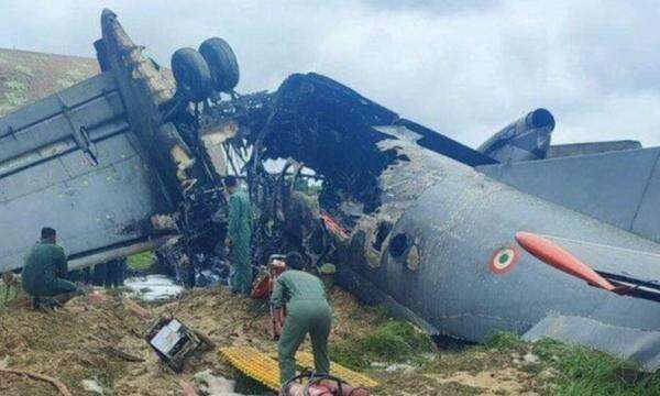 Pesawat Militer India Jatuh Tewaskan 5 Prajurit AU, Kopilot Selamat Pesawat Militer India Jatuh Tewaskan 5 Prajurit AU, Kopilot Selamat