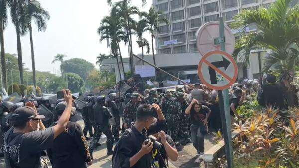 Panas! Massa Mengamuk Lempari Anggota TNI-Polri dengan Batu dari Dalam Hotel Sultan Panas! Massa Mengamuk Lempari Anggota TNI-Polri dengan Batu dari Dalam Hotel Sultan