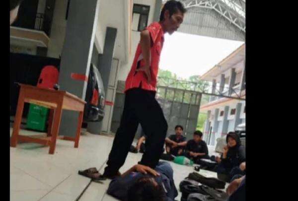 Viral Video 2 Oknum Guru SMK Karangpucung Cilacap Lecehkan Siswi di Bengkel Viral Video 2 Oknum Guru SMK Karangpucung Cilacap Lecehkan Siswi di Bengkel