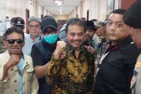 Roy Suryo-Dokter Tifa Keluar dari RS Polri, Dibawa ke Polda Metro jelang Pelimpahan Roy Suryo-Dokter Tifa Keluar dari RS Polri, Dibawa ke Polda Metro jelang Pelimpahan