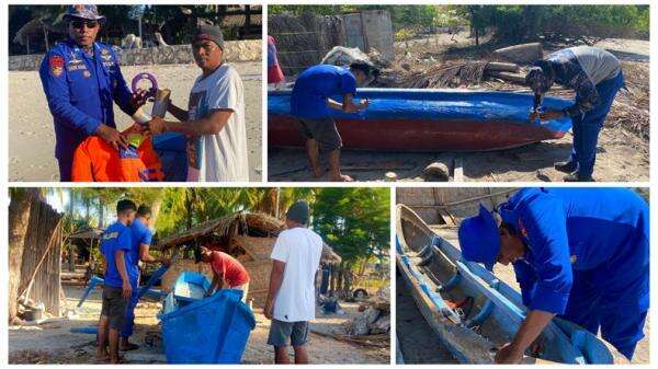 Bantu Perbaiki Perahu Nelayan Watumbaka, Cara Polairud Rayakan HUT ke-74 Bantu Perbaiki Perahu Nelayan Watumbaka, Cara Polairud Rayakan HUT ke-74