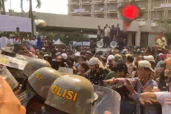 Breaking News: Eksekusi Hotel Sultan Ricuh, Aparat Dilempari Batu hingga Botol Air Breaking News: Eksekusi Hotel Sultan Ricuh, Aparat Dilempari Batu hingga Botol Air