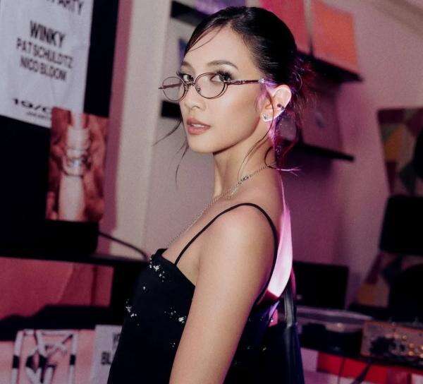 Pesona Sheila Dara dalam Balutan Dress Hitam Minimalis tapi Tetap Berkelas Pesona Sheila Dara dalam Balutan Dress Hitam Minimalis tapi Tetap Berkelas