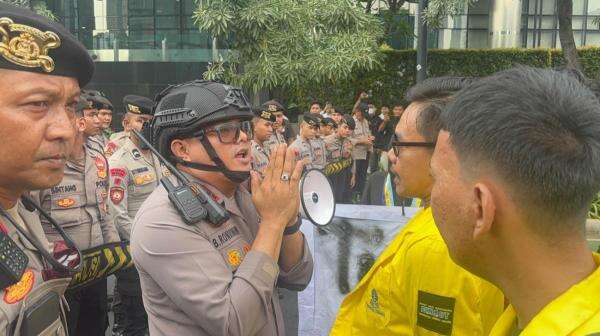Panas! Mahasiswa Dicegat Polisi saat Hampir Sampai Bundaran HI Panas! Mahasiswa Dicegat Polisi saat Hampir Sampai Bundaran HI